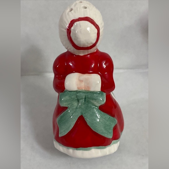 Kissing Santa And Mrs. Claus Salt and Pepper Shakers Christmas Table Kitschy - Picture 4 of 16